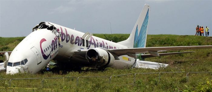 加勒比航空公司一架载有163人的波音客机30日午夜在圭亚那降落时冲出